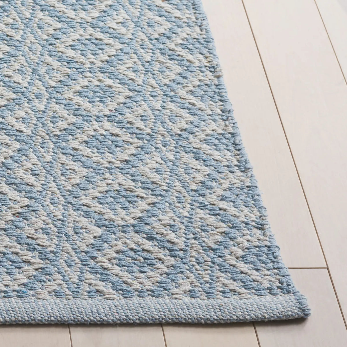 Safavieh Montauk 6'-0" x 9'-0" Rug in Ivory / Light Blue