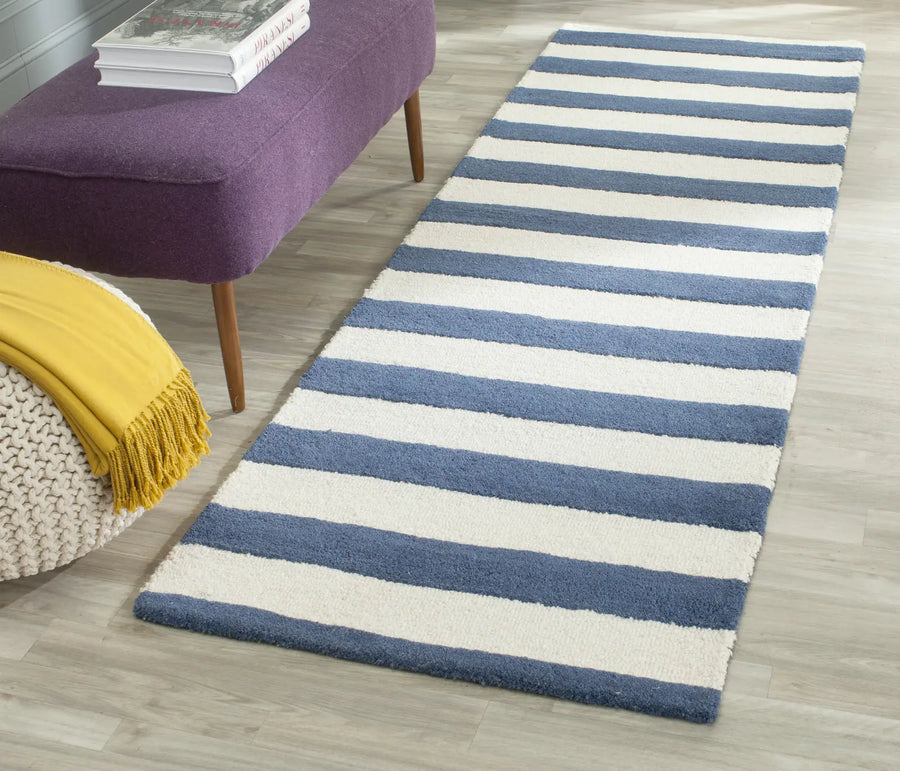 Safavieh Cambridge 2'-6" x 6'-0" Rug in Navy / Ivory