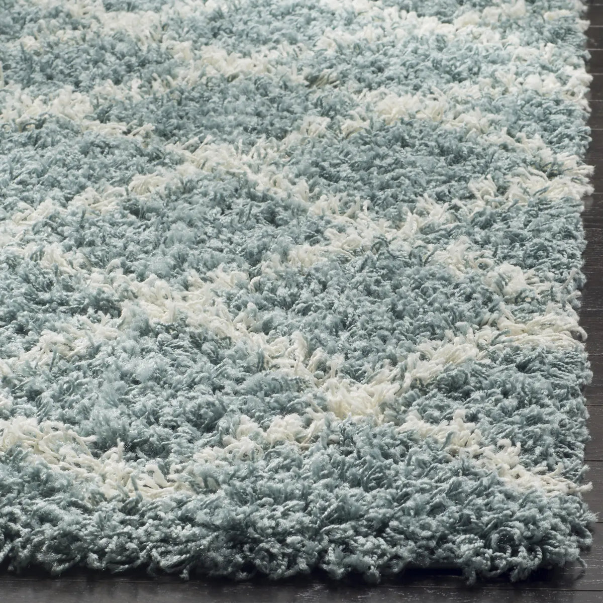 Safavieh Sgd-Dallas Shag 5'-1" x 7'-6" Rug in Seafoam / Ivory