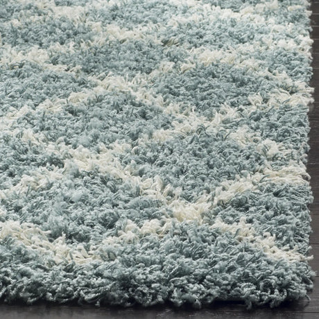 Safavieh Sgd-Dallas Shag 5'-1" x 7'-6" Rug in Seafoam / Ivory