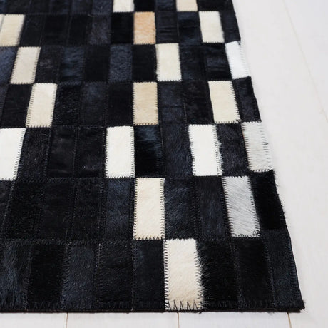 Safavieh Studio Leather 4'-0" x 6'-0" Rug in Black / Beige