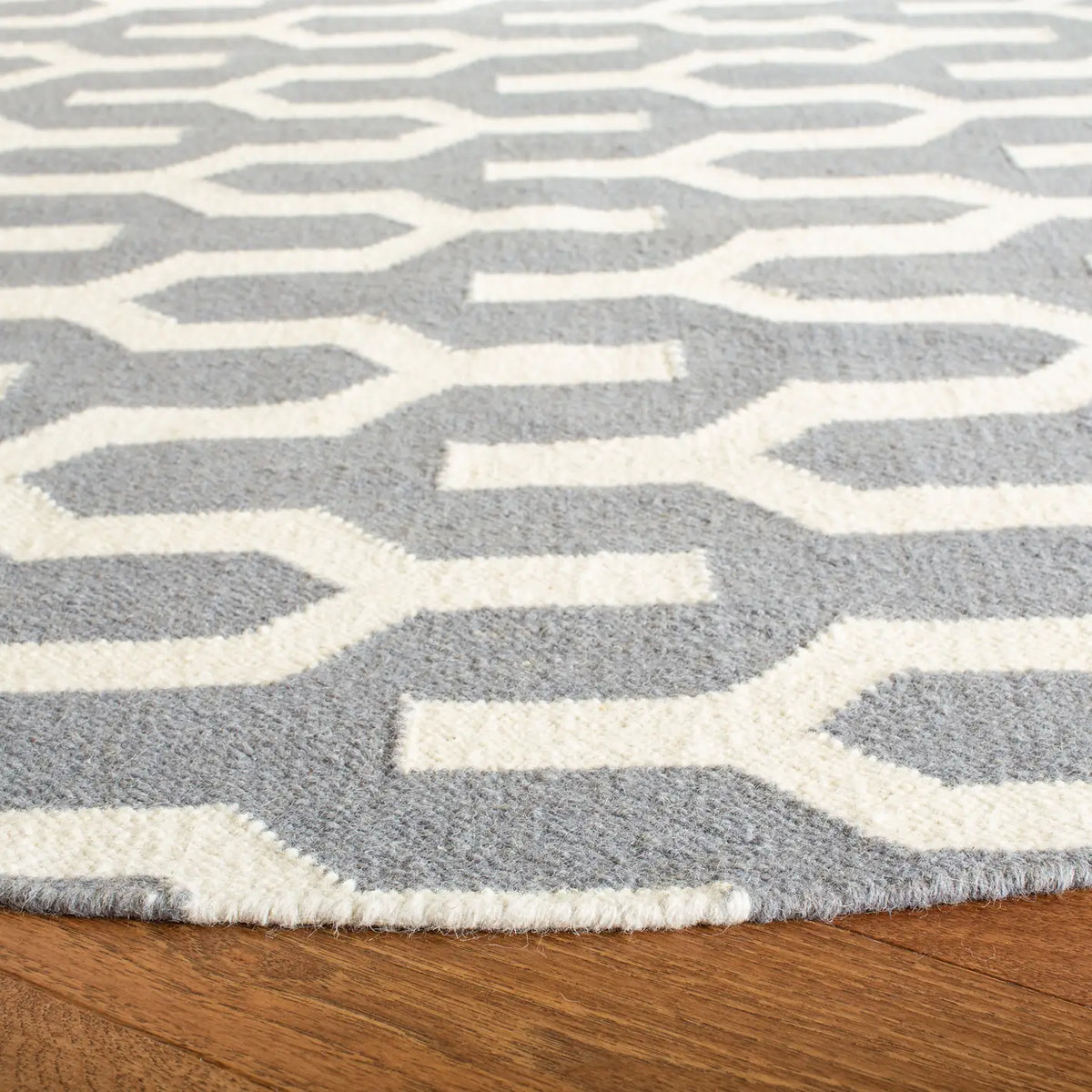 Safavieh Dhurries 7'-0" x 7'-0" Rug in Silver / Ivory
