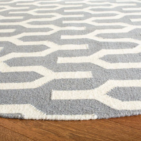 Safavieh Dhurries 7'-0" x 7'-0" Rug in Silver / Ivory