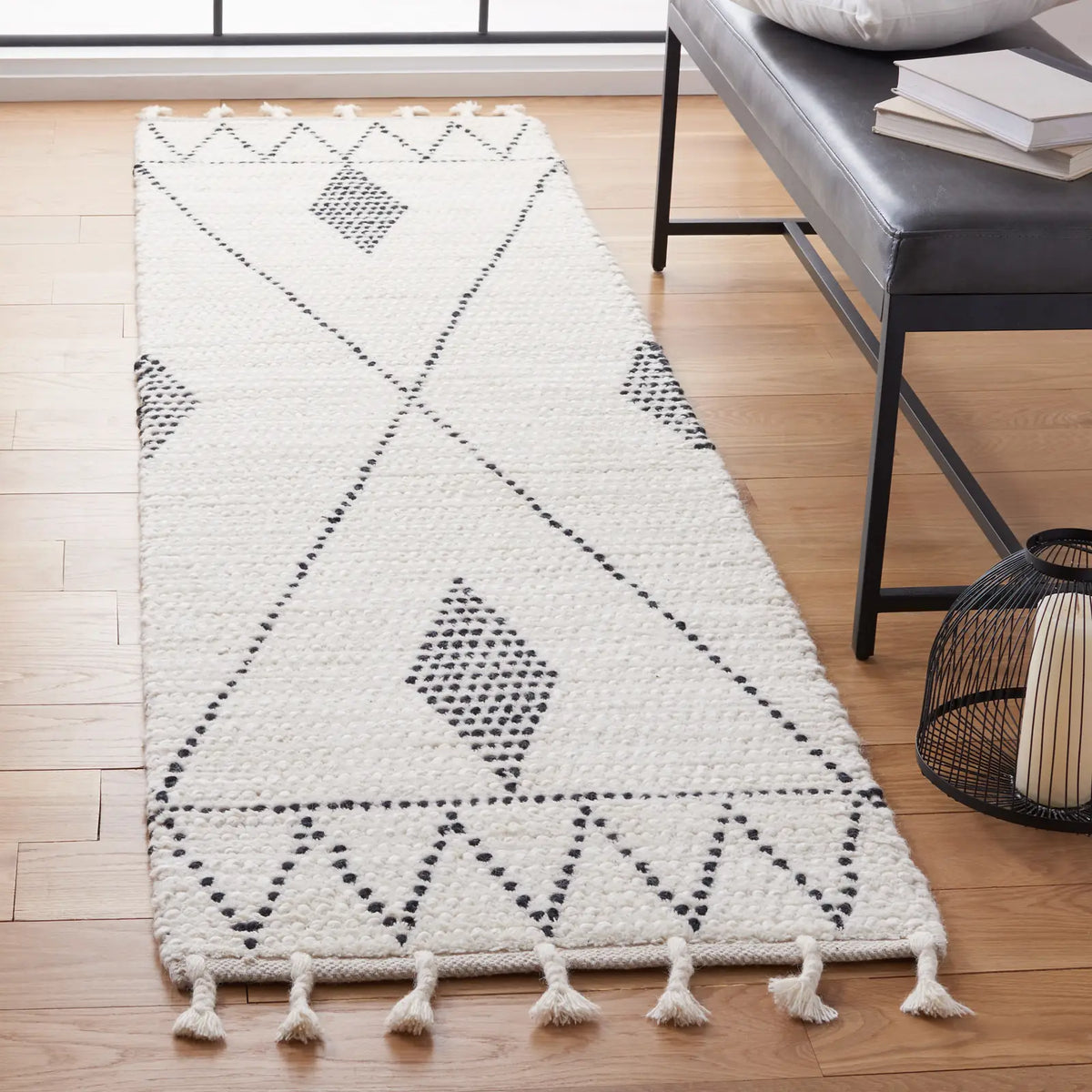 Safavieh Casablanca 2'-3" x 10'-0" Rug in Ivory / Black