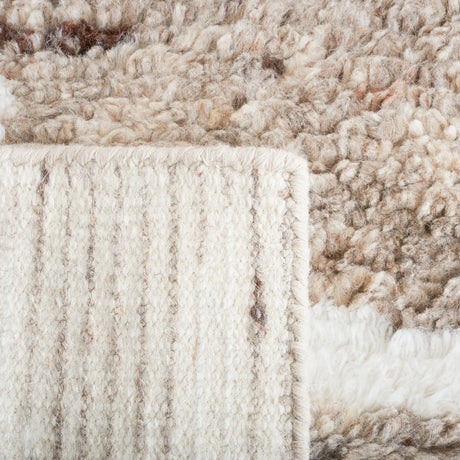 Safavieh Casablanca 4'-0" x 6'-0" Rug in Ivory / Light Brown
