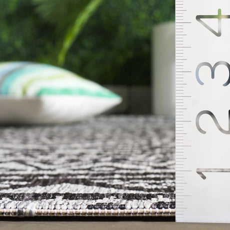 Safavieh Courtyard 5'-3" x 7'-7" Rug in Light Grey / Black