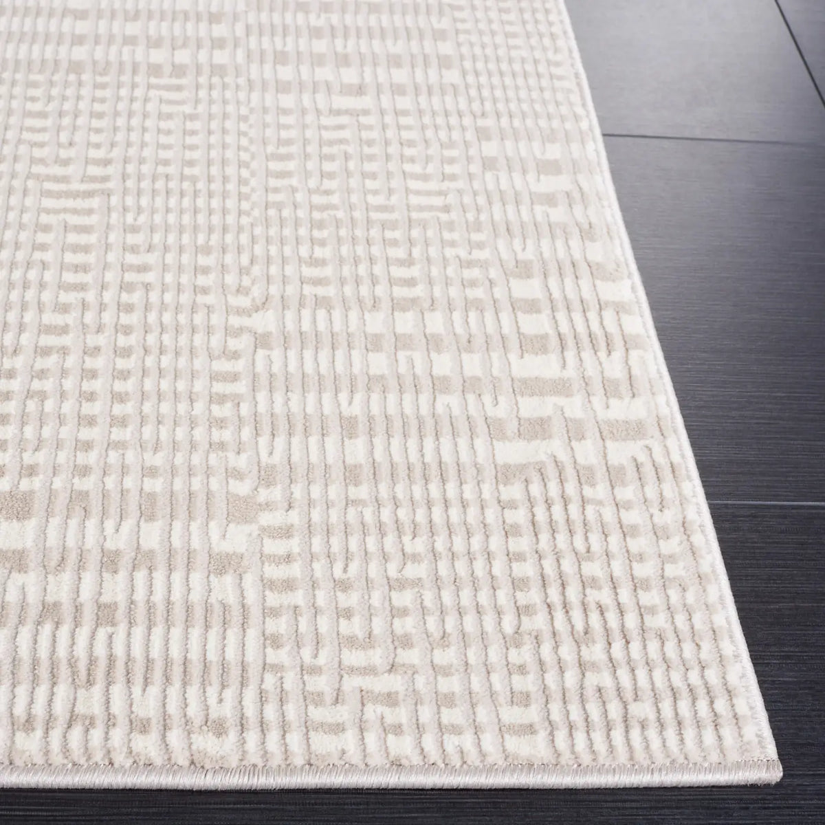 Safavieh Continental 4'-0" x 6'-0" Rug in Ivory / Beige