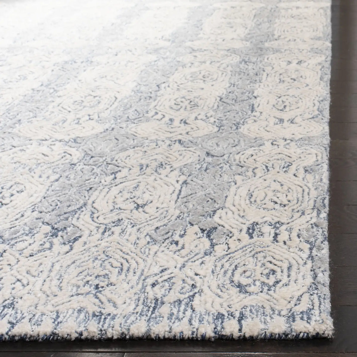 Safavieh Glamour 4'-0" x 6'-0" Rug in Blue / Ivory