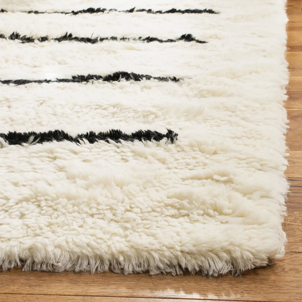 Safavieh Kenya 4'-0" x 6'-0" Rug in Ivory / Black