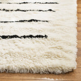 Safavieh Kenya 4'-0" x 6'-0" Rug in Ivory / Black