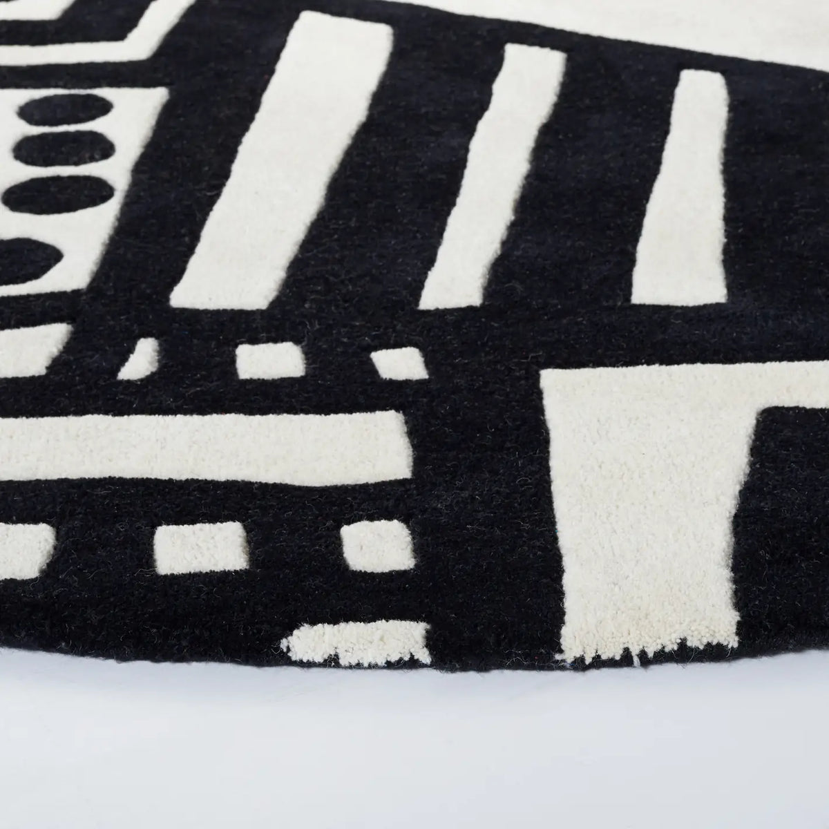 Safavieh Fifth Avenue 7'-0" x 7'-0" Rug in Ivory / Black