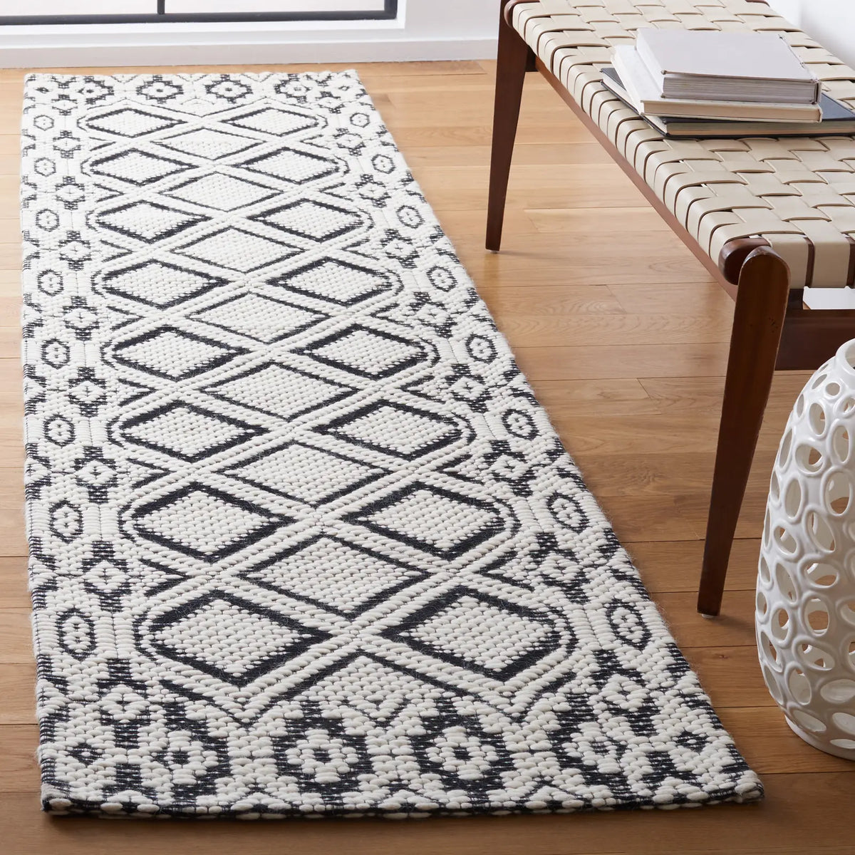 Safavieh Vermont 2'-3" x 8'-0" Rug in Ivory / Black