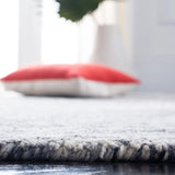 Safavieh Ikat 4'-0" x 6'-0" Rug in Silver / Grey
