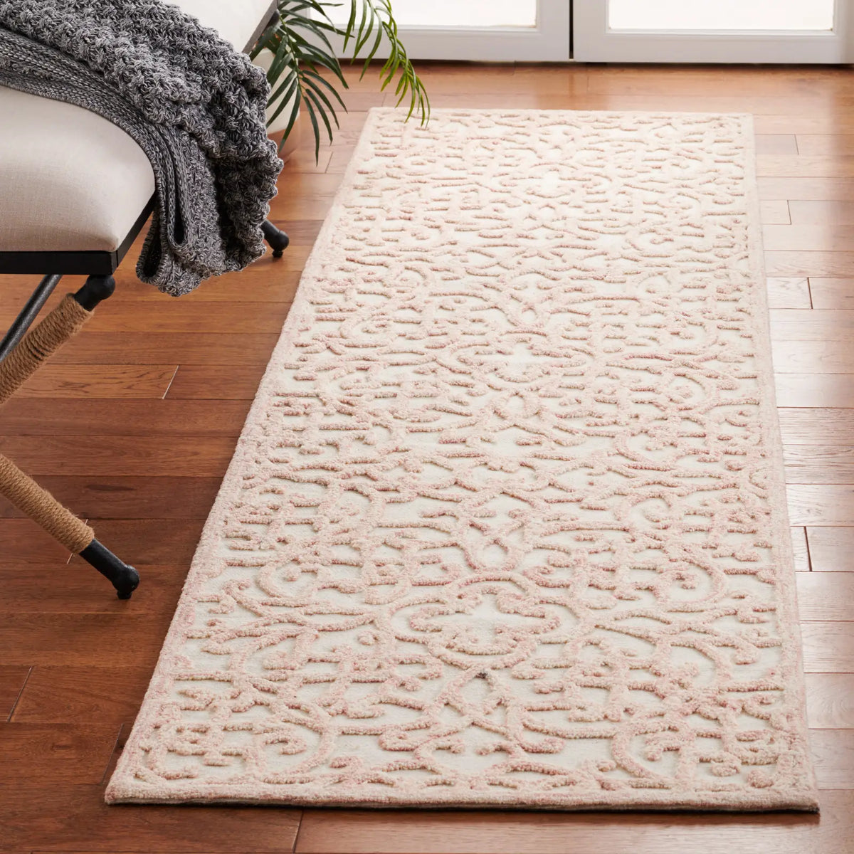 Safavieh Martha Stewart 2'-3" x 8'-0" Rug in Ivory / Pink