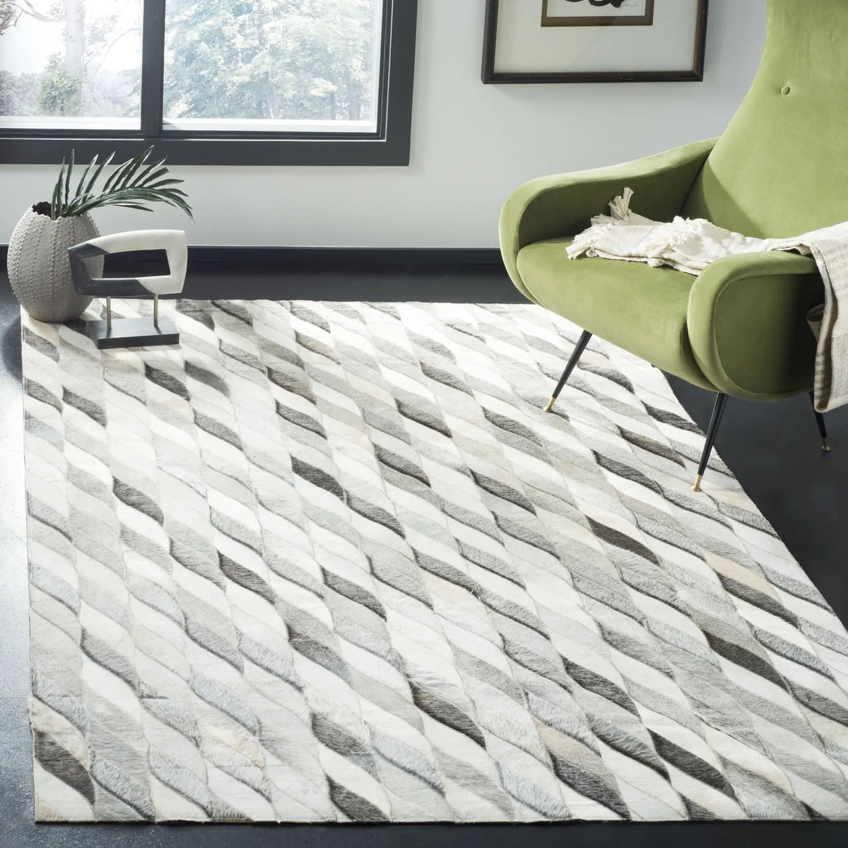 Safavieh Studio Leather 4'-0" x 6'-0" Rug in Ivory / Grey