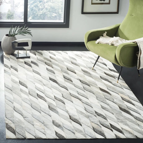 Safavieh Studio Leather 4'-0" x 6'-0" Rug in Ivory / Grey