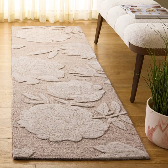 Safavieh Glamour 2'-3" x 8'-0" Rug in Beige / Ivory