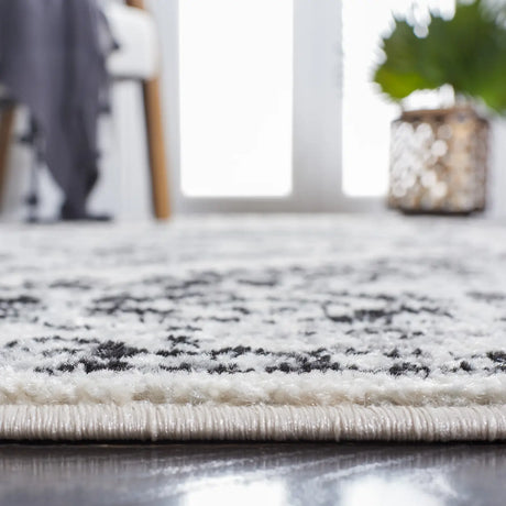 Safavieh Tulum 4'-0" x 6'-0" Rug in Ivory / Black