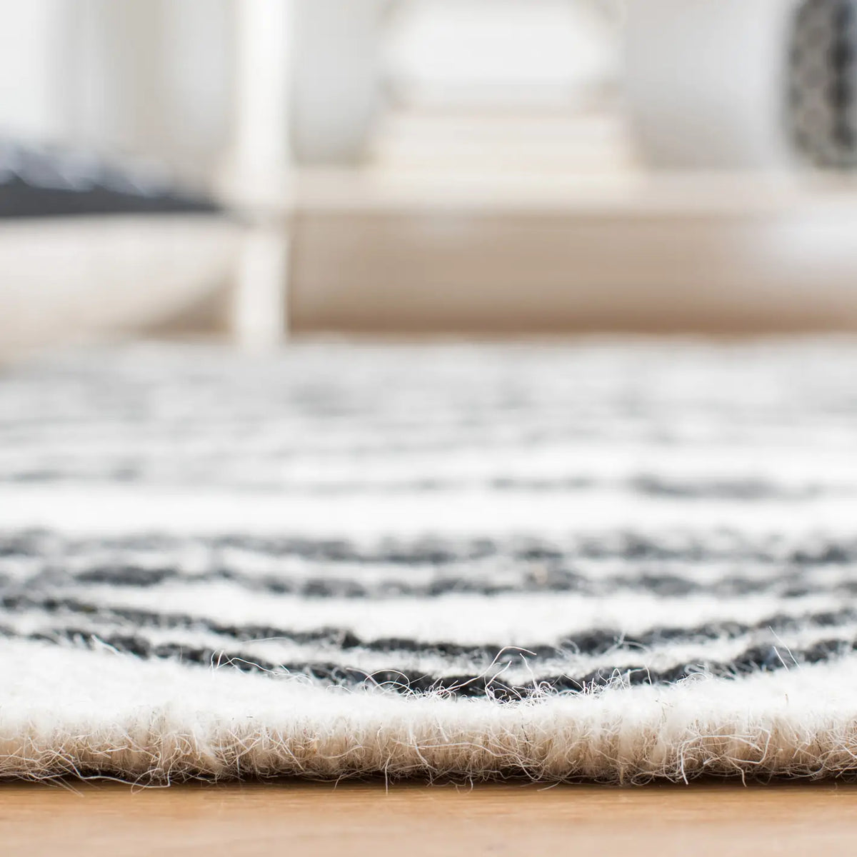 Safavieh Kilim 4'-0" x 6'-0" Rug in Ivory / Black