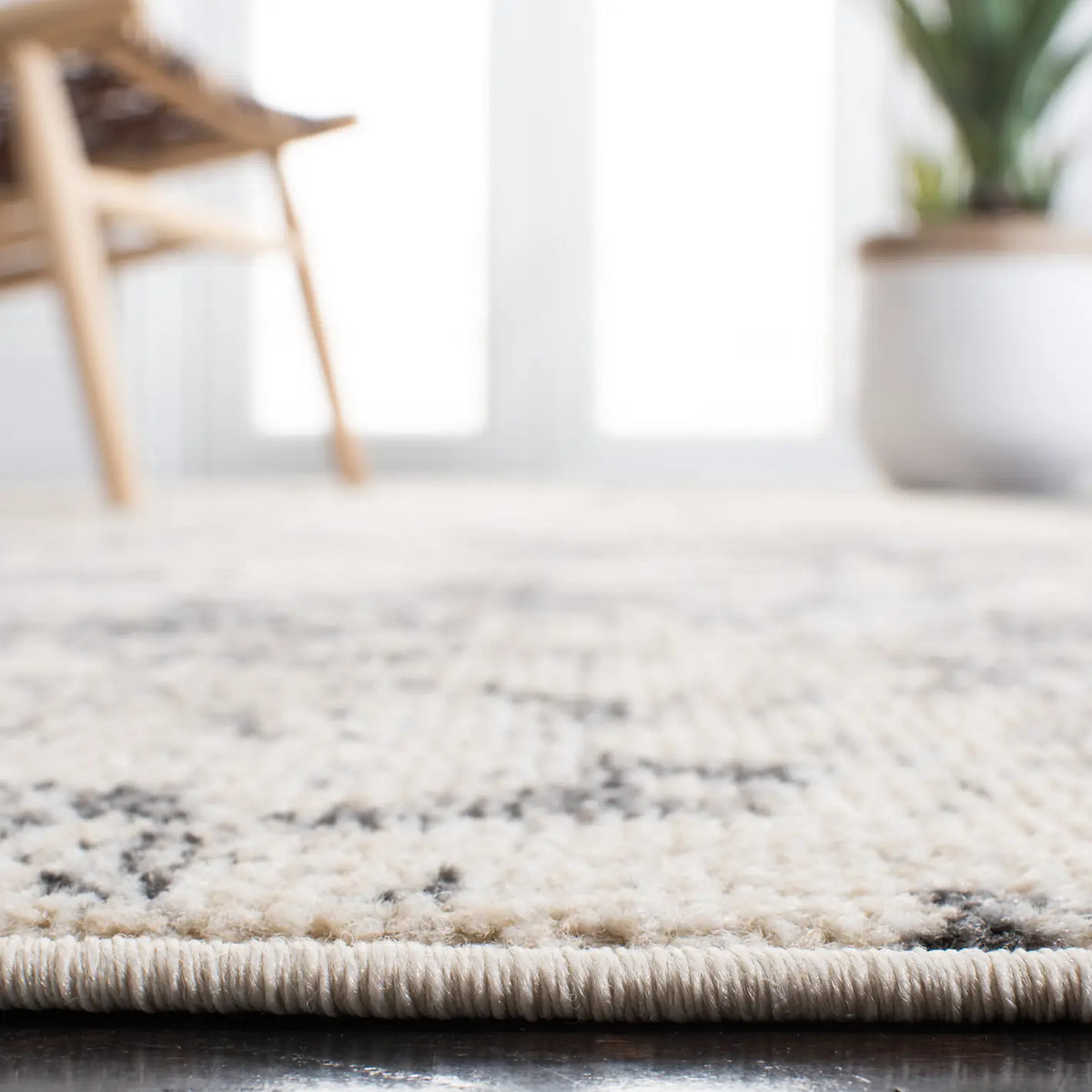 Safavieh Madison 4'-0" x 6'-0" Rug in Grey / Ivory