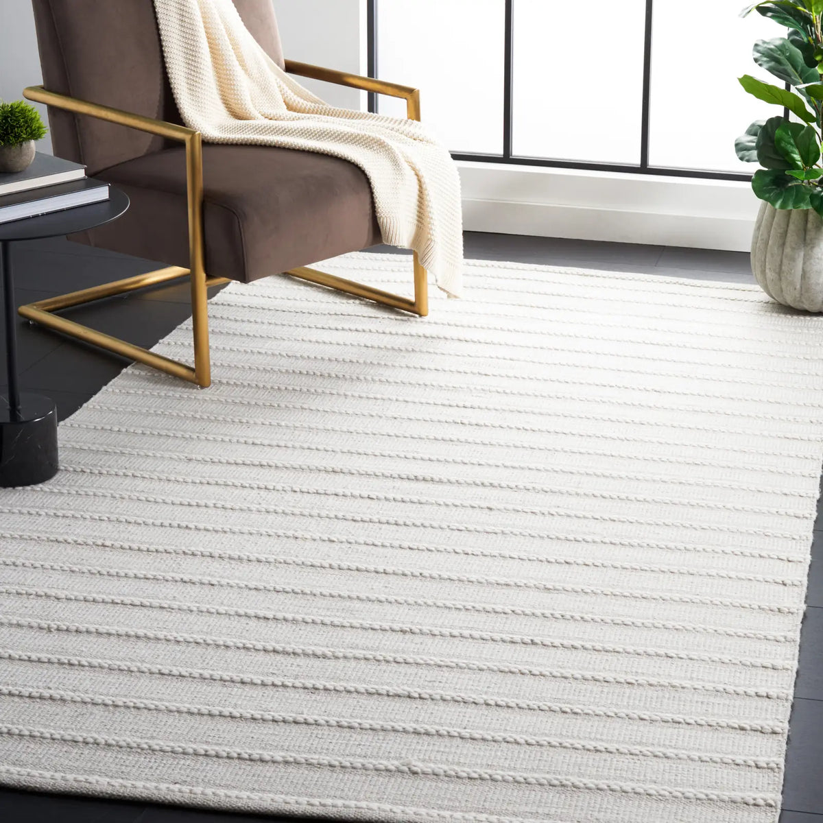 Safavieh Kilim 4'-0" x 6'-0" Rug in Light Grey / Ivory