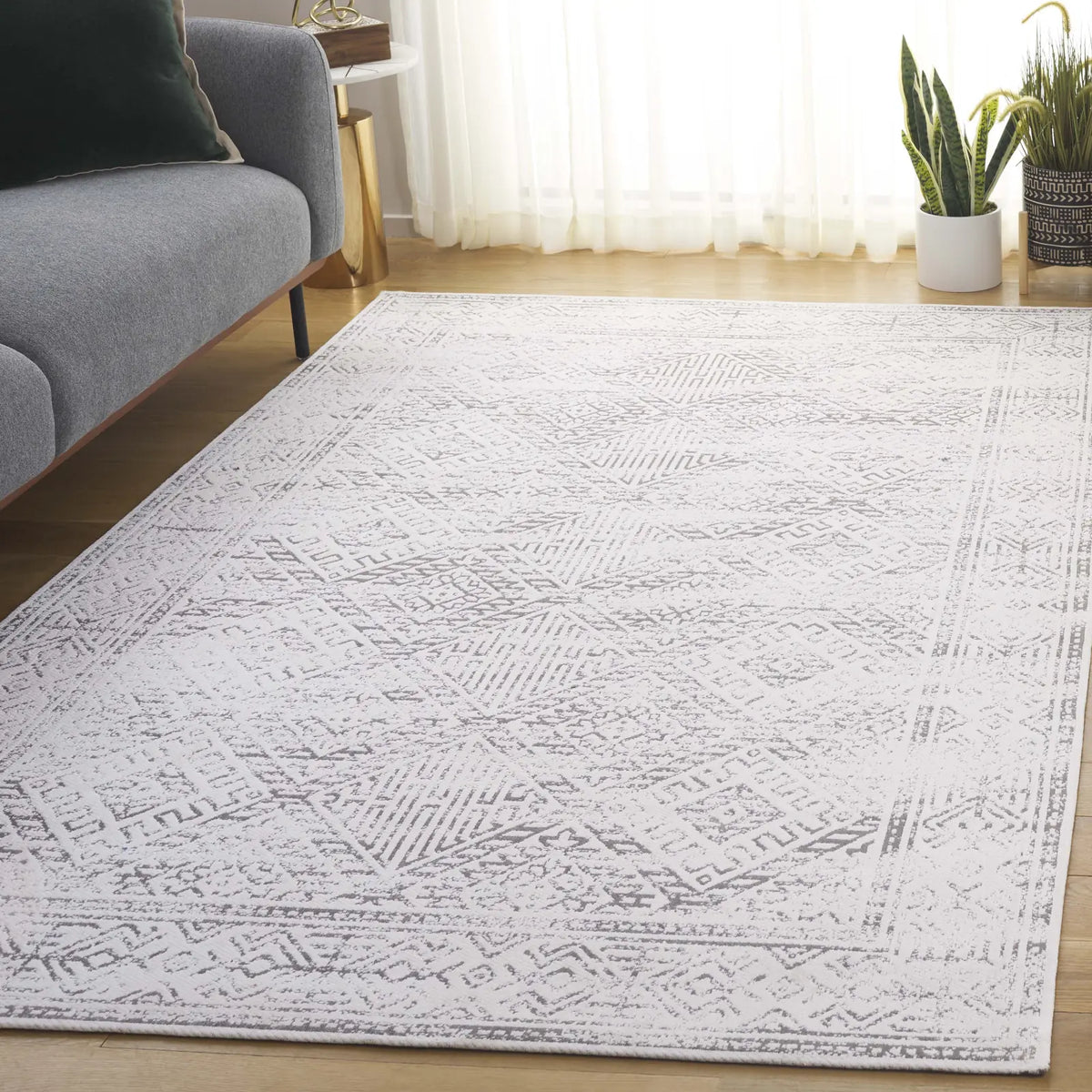 Safavieh Classic Vintage 4'-0" x 6'-0" Rug in White / Grey