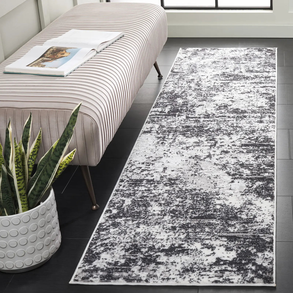 Safavieh Amelia 700 2'-2" x 10'-0" Rug in Charcoal / Ivory