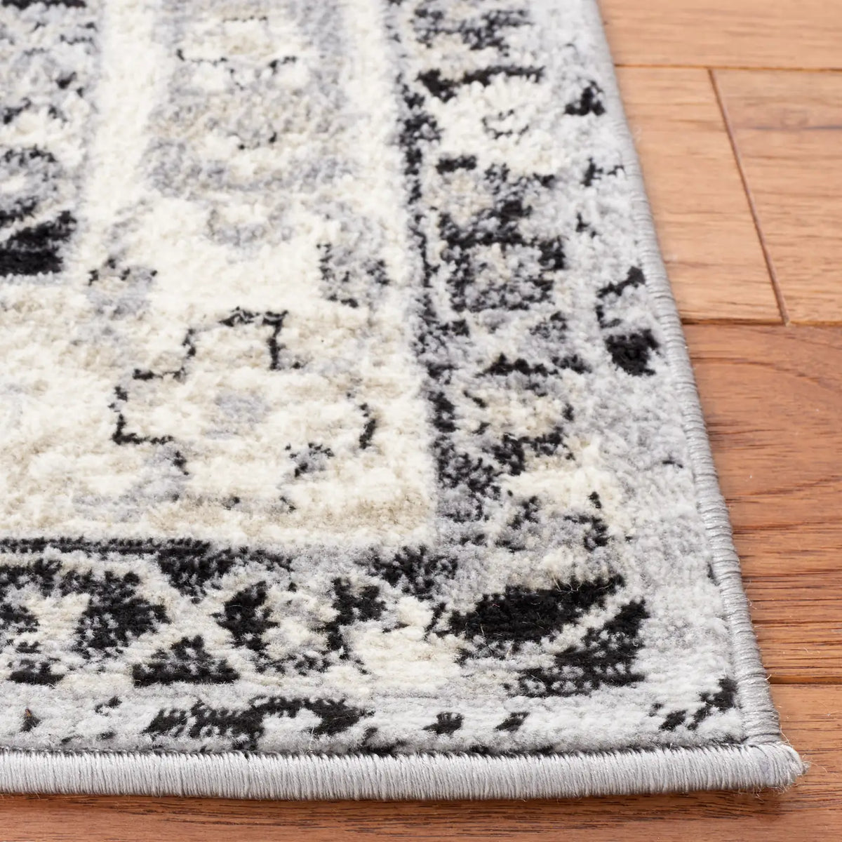 Safavieh Brentwood 4'-0" x 6'-0" Rug in Silver / Black