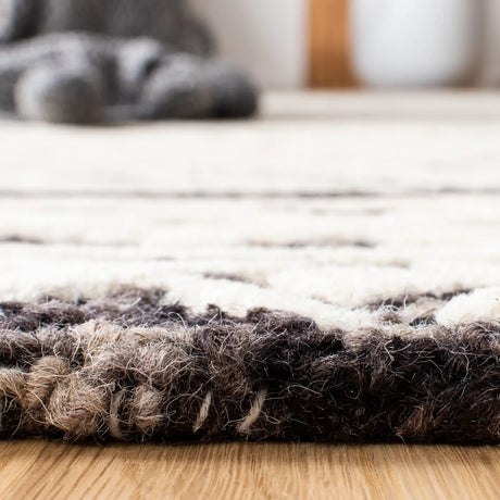 Safavieh Abstract 4'-0" x 6'-0" Rug in Ivory / Grey