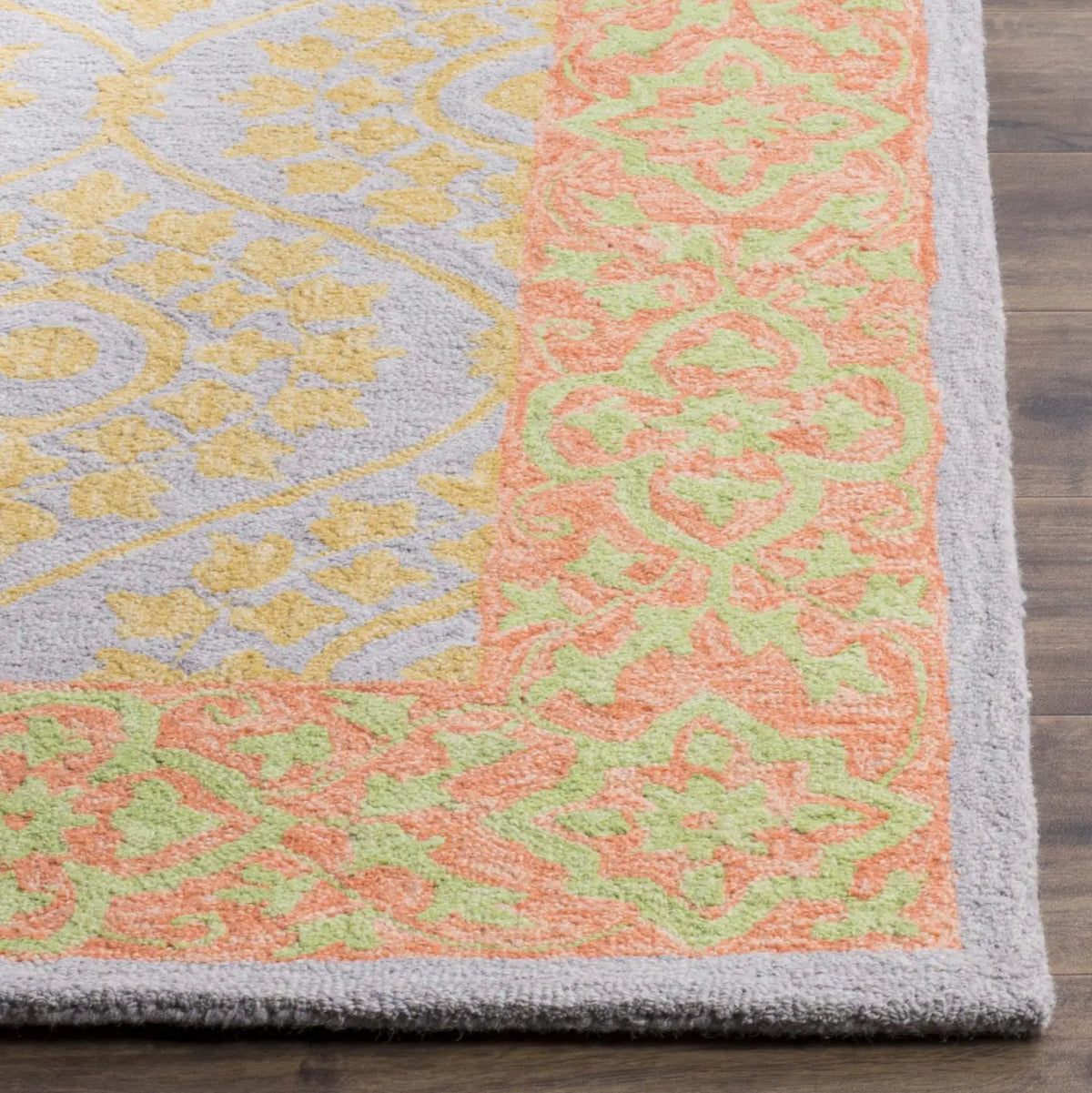 Safavieh Suzani 4'-0" x 6'-0" Rug in Orange / Silver