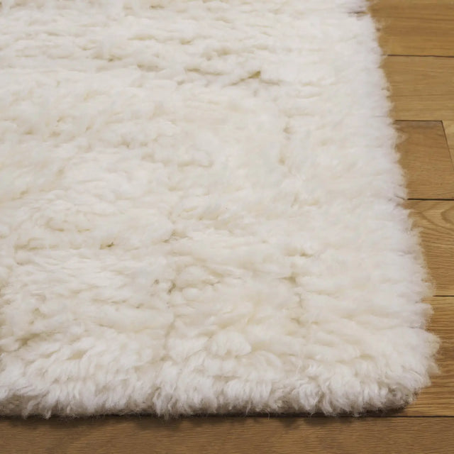 Safavieh Manhattan 4'-0" x 6'-0" Rug in Ivory