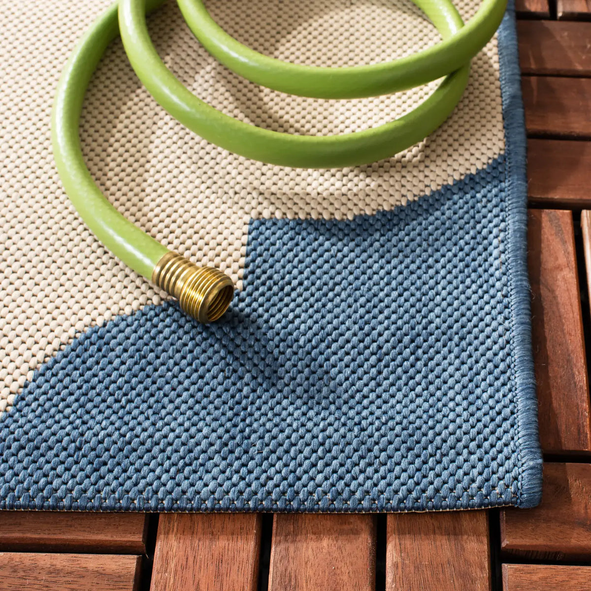 Safavieh Courtyard 4'-0" x 5'-7" Rug in Beige / Blue