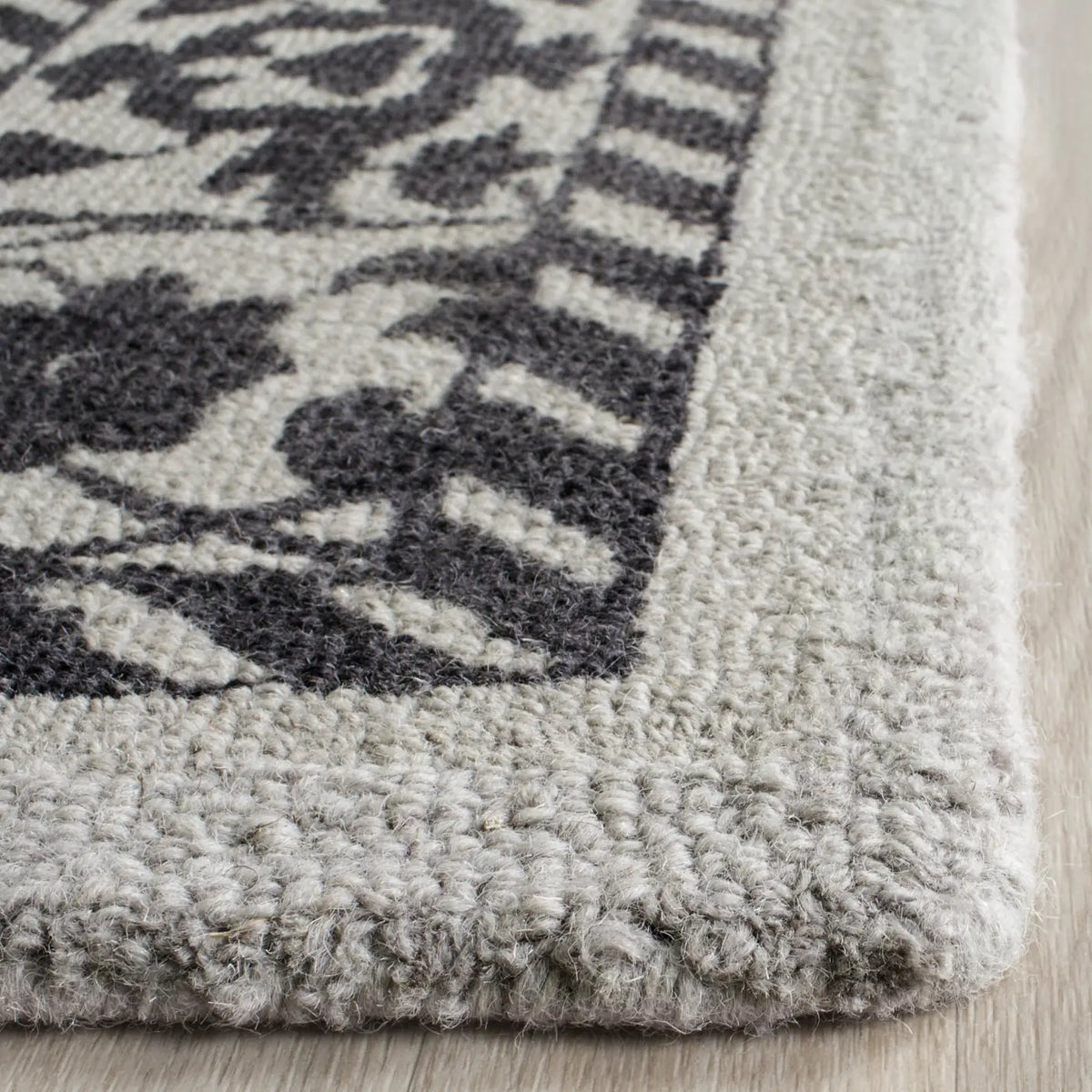 Safavieh Restoration Vintage 4'-0" x 6'-0" Rug in Silver / Grey