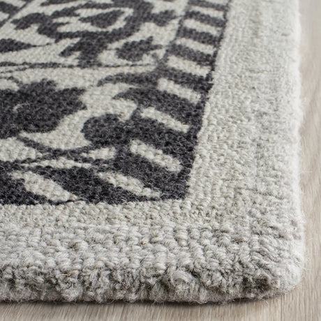 Safavieh Restoration Vintage 4'-0" x 6'-0" Rug in Silver / Grey