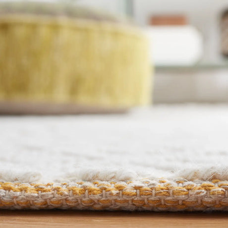 Safavieh Vermont 4'-0" x 6'-0" Rug in Ivory / Gold