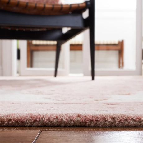 Safavieh Metro 4'-0" x 6'-0" Rug in Pink / Ivory