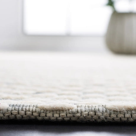 Safavieh Marbella 4'-0" x 6'-0" Rug in Beige / Blue