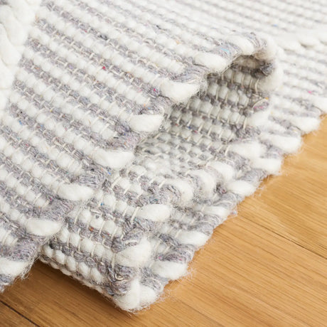 Safavieh Natura 4'-0" x 6'-0" Rug in Grey / Ivory