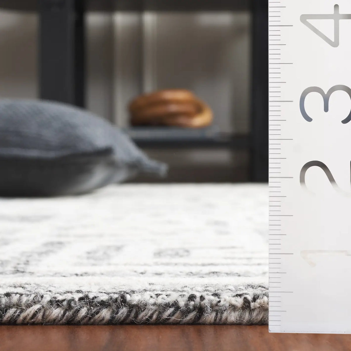 Safavieh Abstract 4'-0" x 6'-0" Rug in Charcoal / Ivory