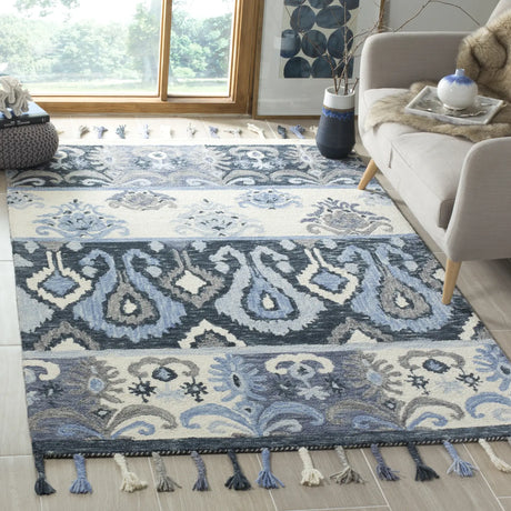 Safavieh Suzani 5'-0" x 8'-0" Rug in Blue / Ivory