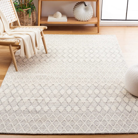 Safavieh Marbella 4'-0" x 6'-0" Rug in Ivory