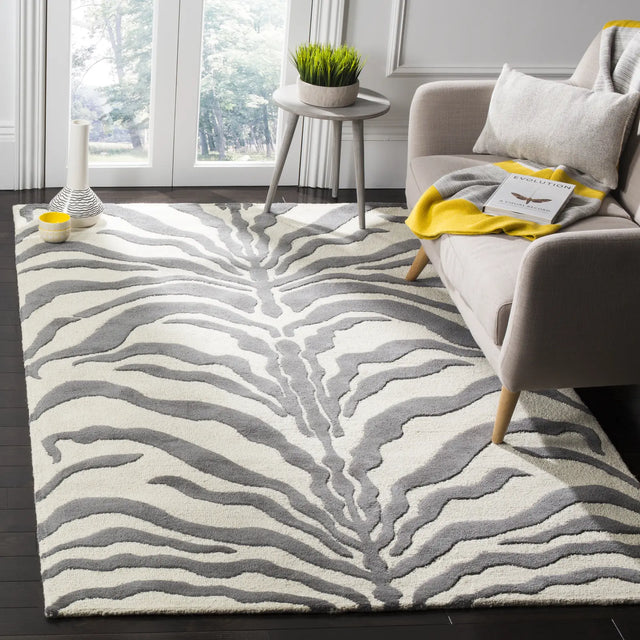 Safavieh Cambridge 5'-0" x 8'-0" Rug in Ivory / Dark Grey