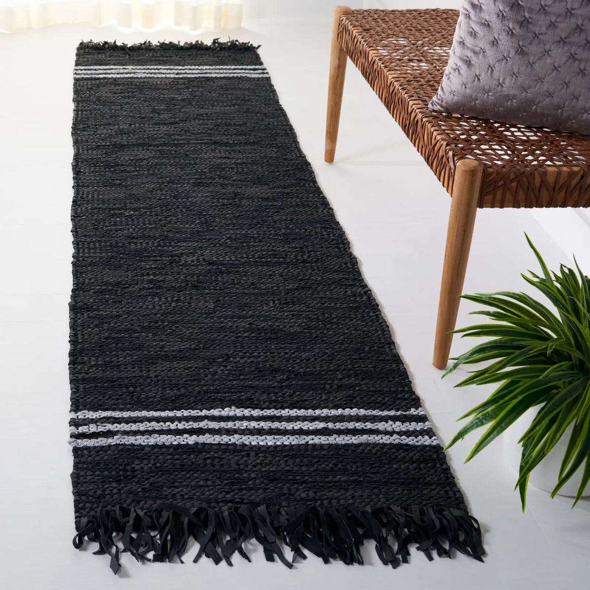 Safavieh Vintage Leather 2'-3" x 9'-0" Rug in Black / Ivory