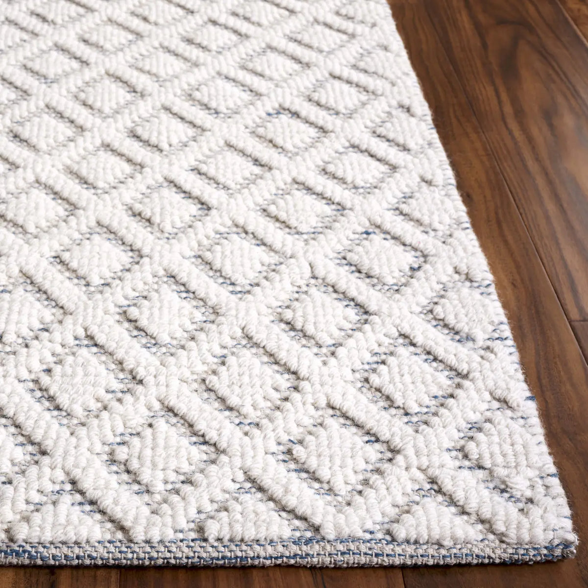 Safavieh Vermont 4'-0" x 6'-0" Rug in Ivory / Light Blue