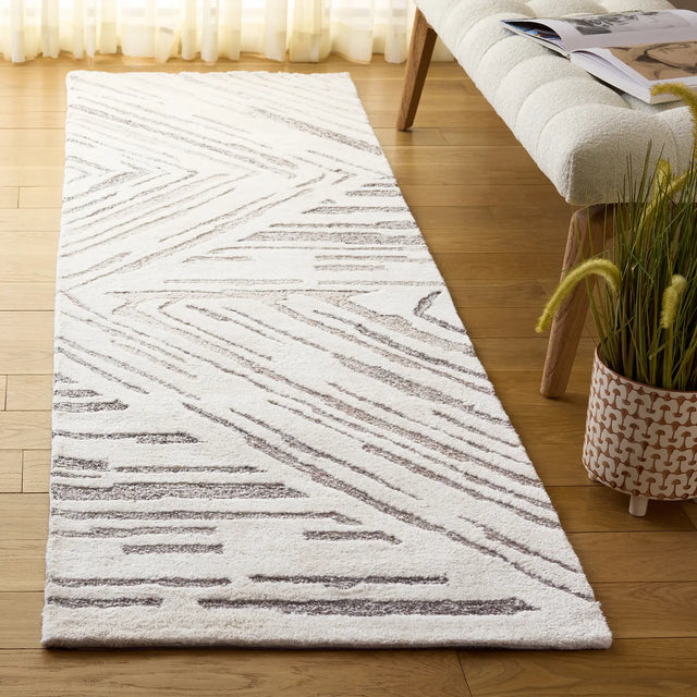 Safavieh Ebony 2'-3" x 8'-0" Rug in Ivory / Brown
