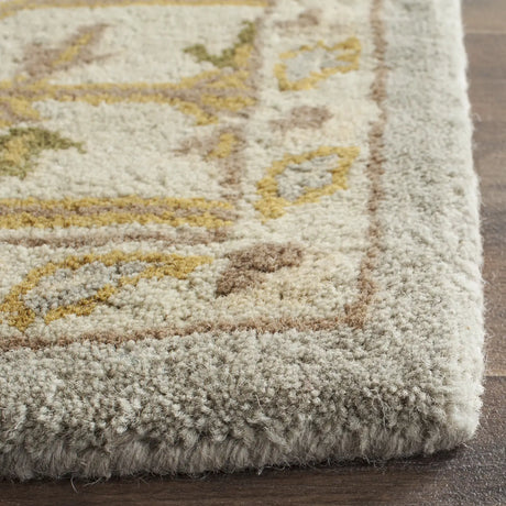 Safavieh Classic 5'-0" x 8'-0" Rug in Light Blue / Ivory