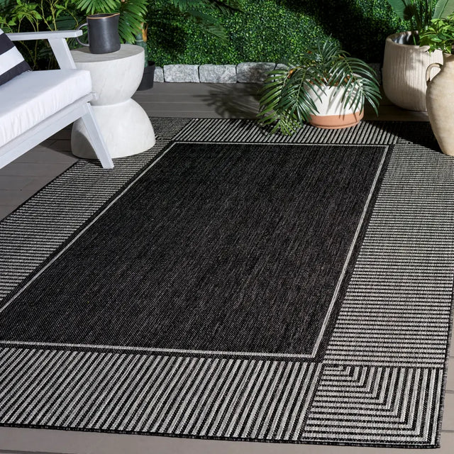 Safavieh Beach House 5'-3" x 7'-6" Rug in Black / Grey