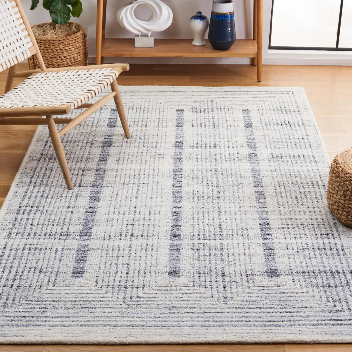 Safavieh Metro 4'-0" x 6'-0" Rug in Light Grey / Ivory