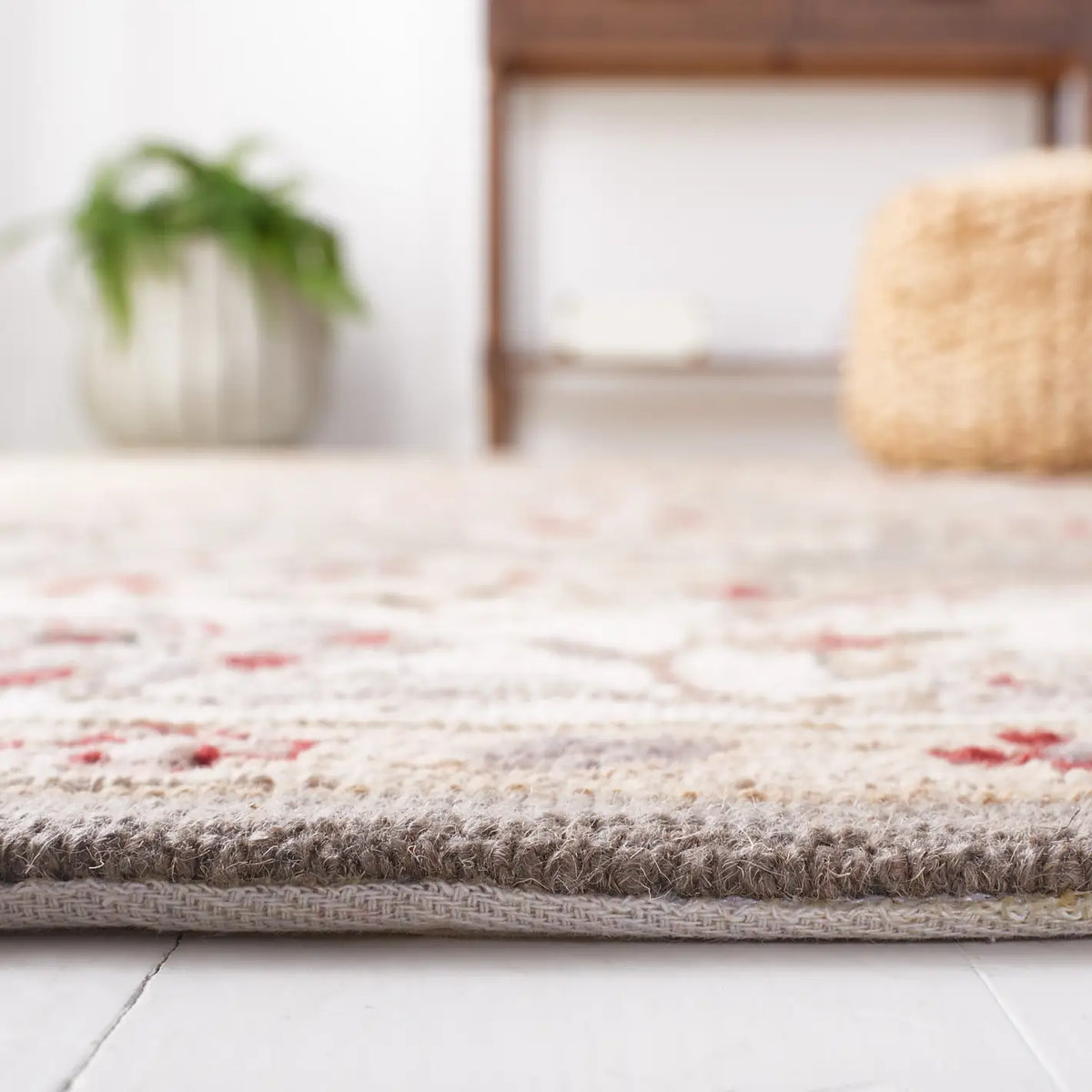 Safavieh Chelsea 3'-9" x 5'-9" Rug in Taupe / Ivory