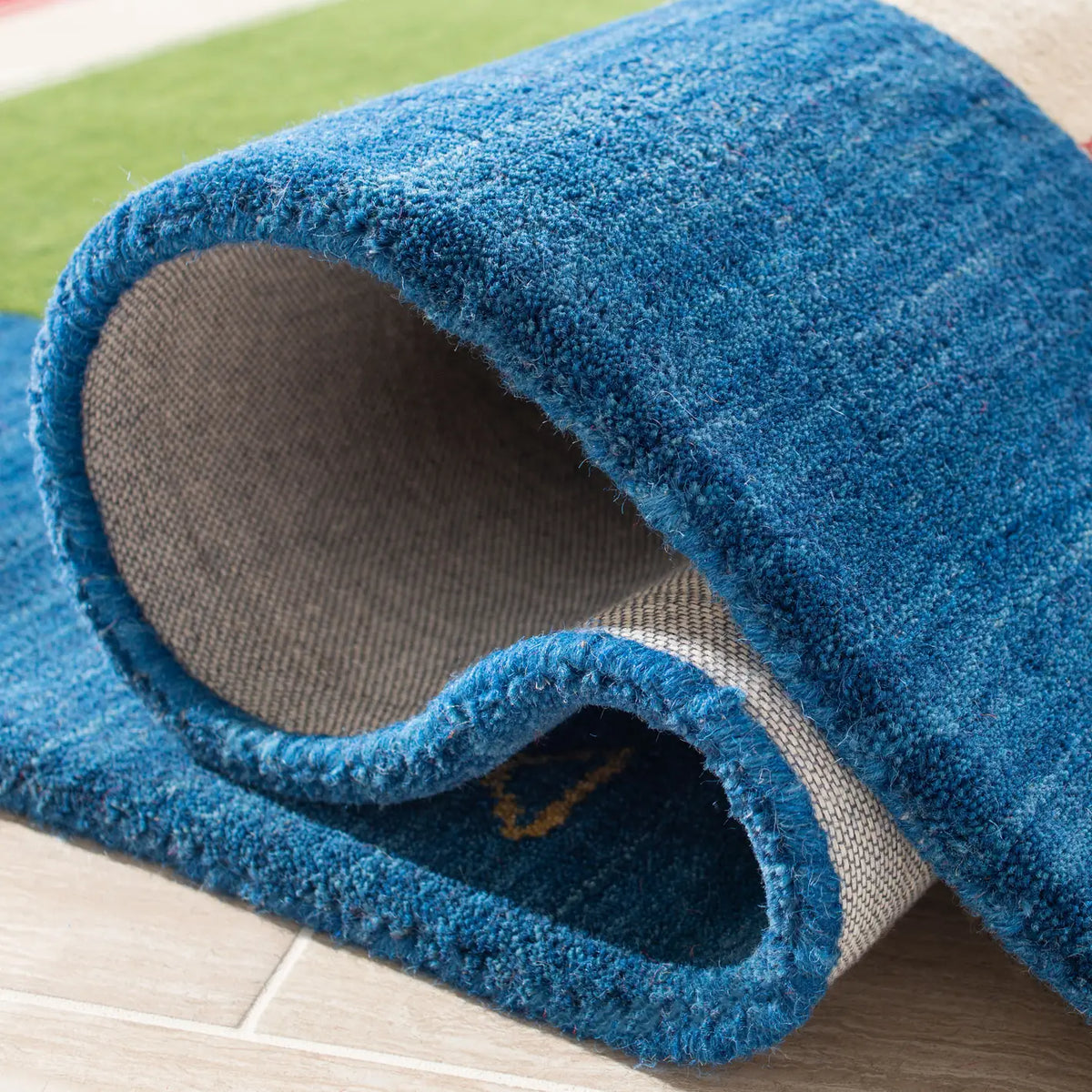 Safavieh Himalaya 4'-0" x 6'-0" Rug in Blue